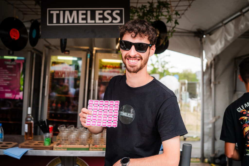 Stickervellen voor Timeless op een festival