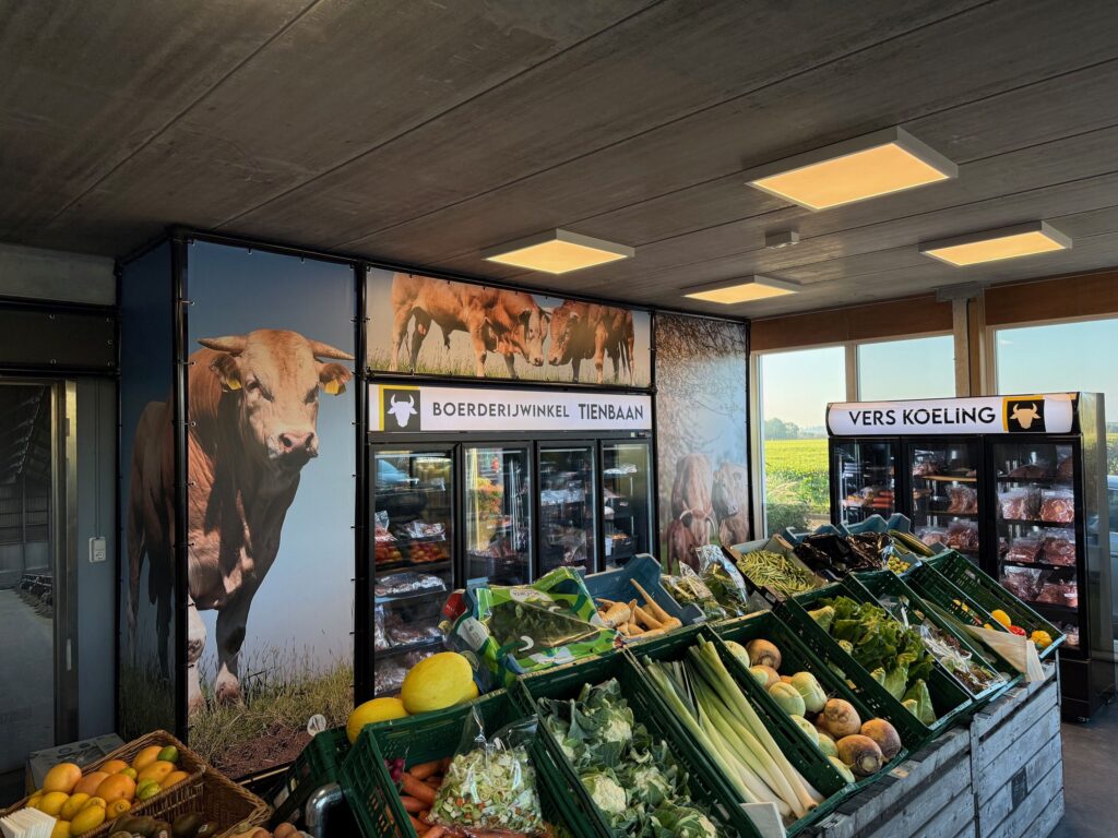 Wandbekleding in boerderijwinkel Tienbaan