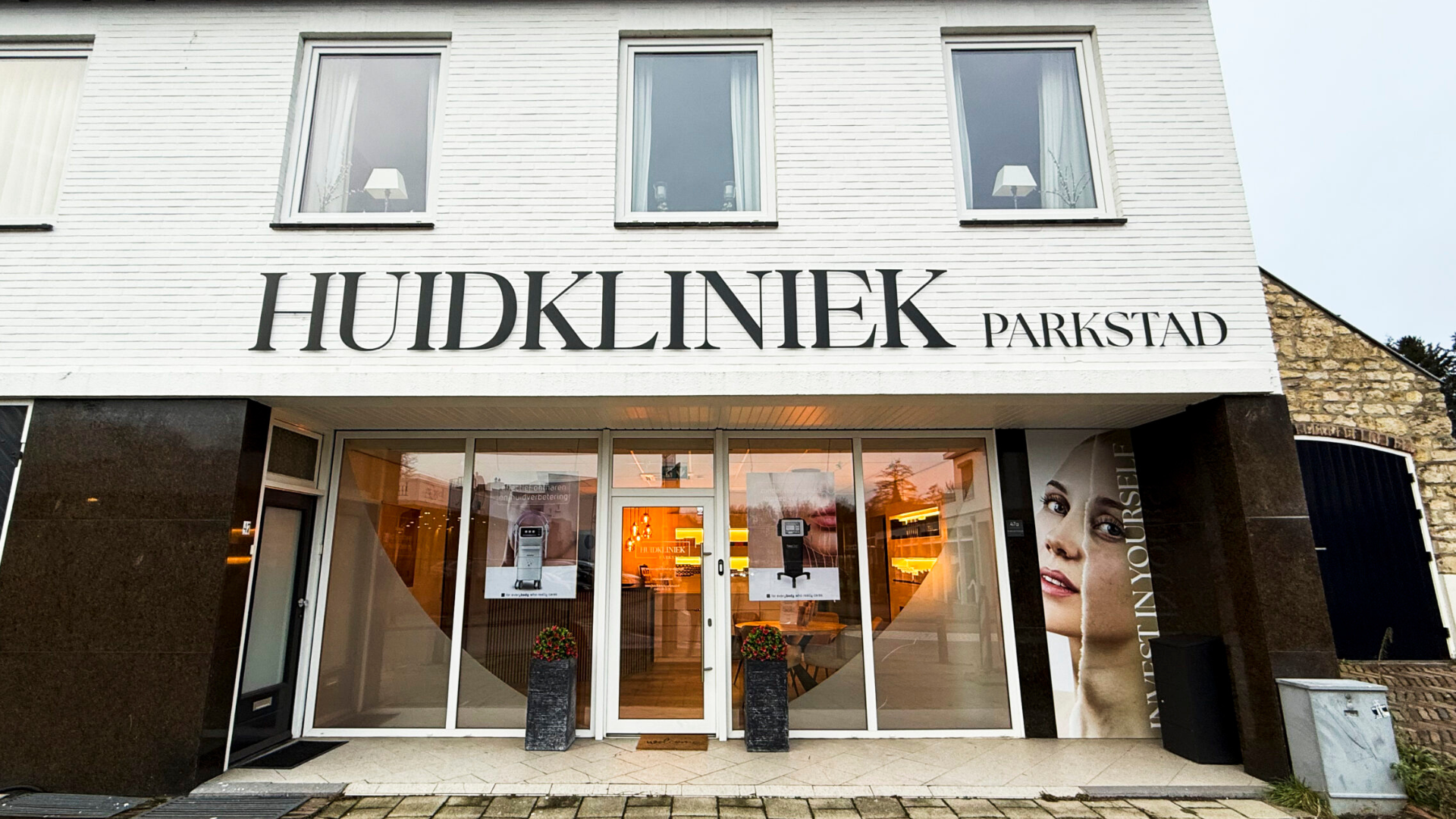 Belettering van ontwerp tot montage bij Huidkliniek Parkstad